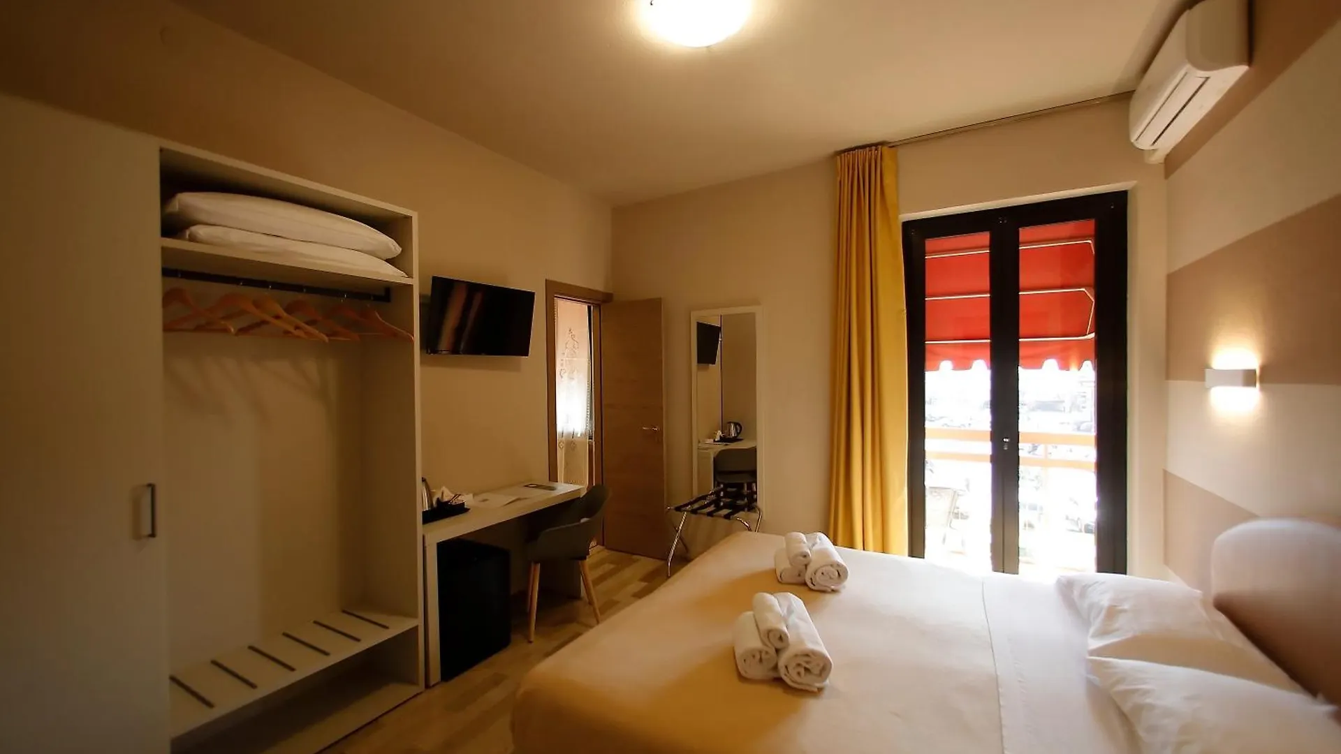 Hotel Primavera Peschiera del Garda 2*,  Italien