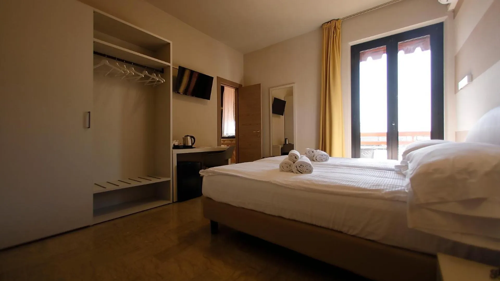 **  Hotel Primavera Peschiera del Garda Italien
